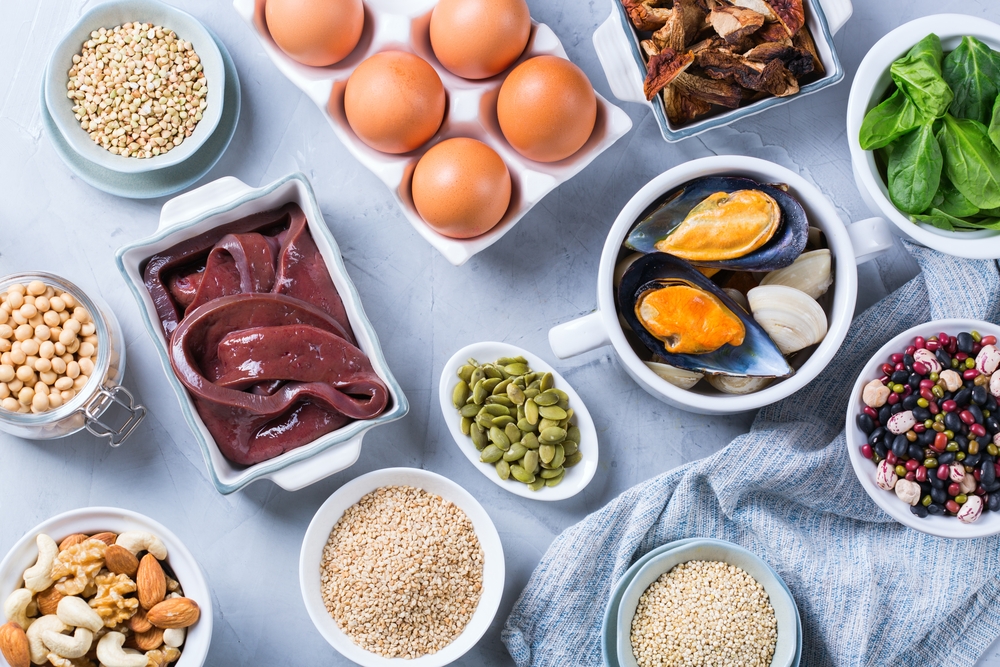 Alimentos ricos en proteínas sobre una mesa como parte de la dieta recomendada para pacientes en tratamiento con spinraza por atrofia muscular espinal.
