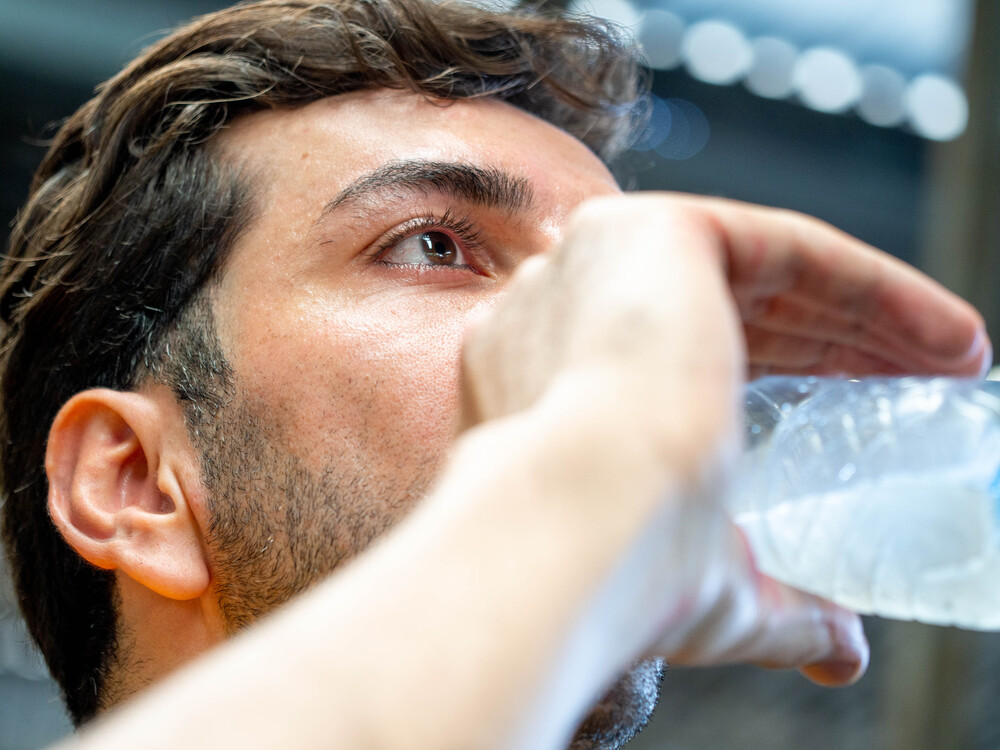 Paciente siguiendo tratamiento con fidaxomicina se hidrata adecuadamente para favorecer la recuperación intestinal durante la terapia contra C. difficile