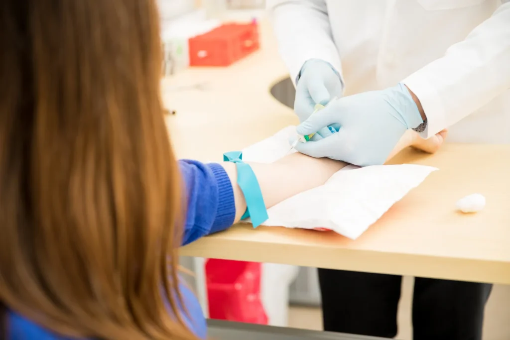 primer plano de extracción de sangre para control y seguimiento del tratamiento con citarabina para qué sirve, realizado por personal médico