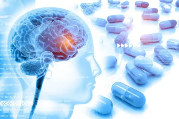 Imagen de un cerebro rodeado de medicinas, reflejando la importancia de las vitaminas para el cerebro y los nervios en el mantenimiento de la salud cognitiva.