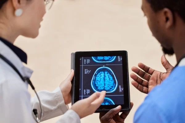 Especialistas revisando imágenes cerebrales en el diagnóstico de distintos tipos de epilepsia.
