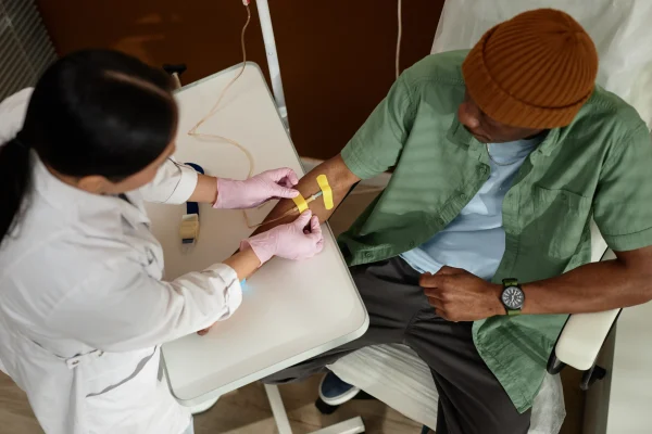 Oncóloga conversando con un paciente durante consulta médica especializada.