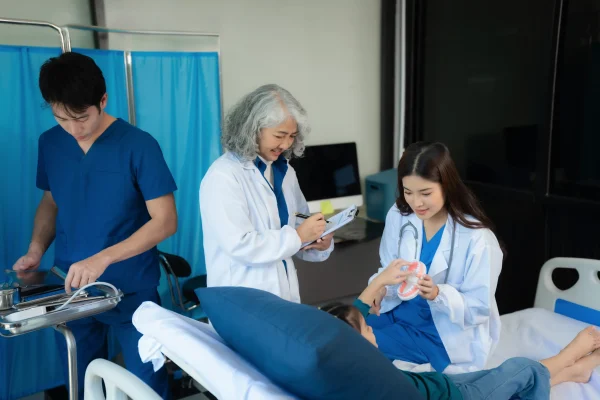 Oncóloga y hematóloga colaborando en la atención integral de un paciente oncológico.
